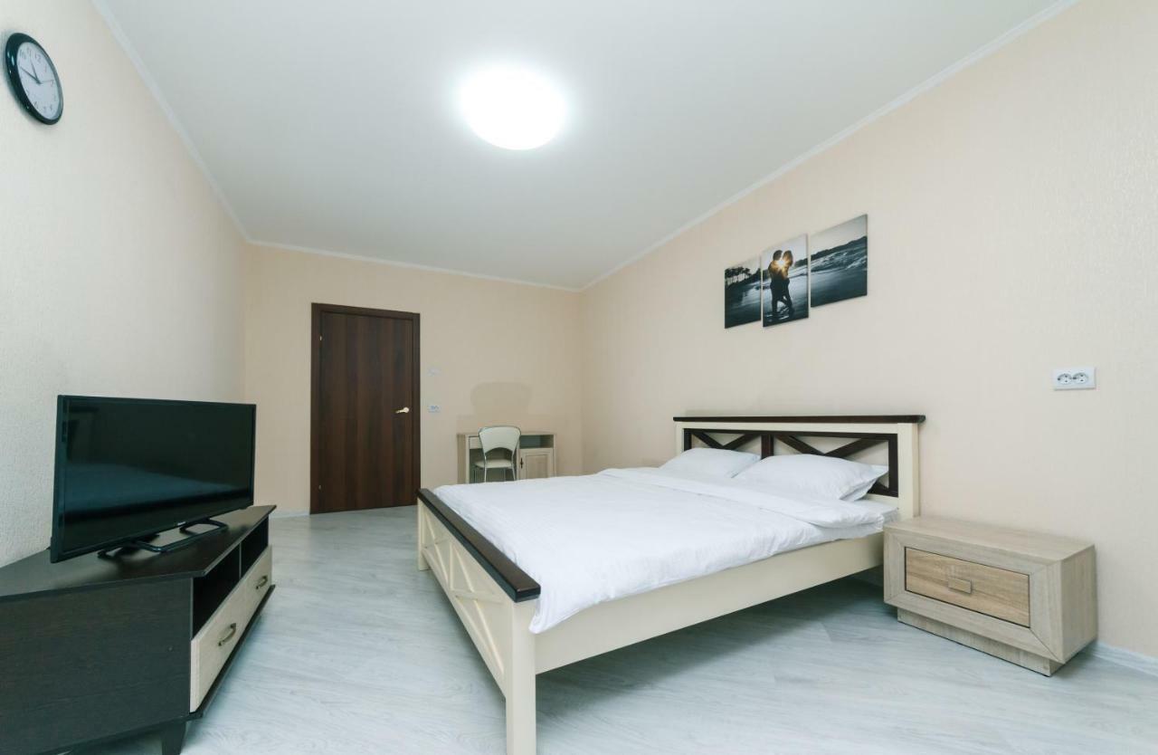 Видовая Квартира Yaroslavichi-2 Vyšhorod Esterno foto